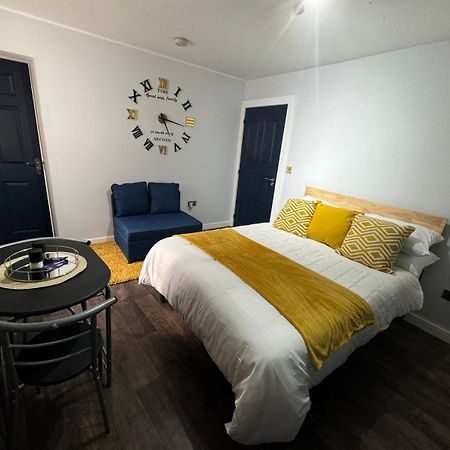 Newly Renovated Studio In Center 루턴 외부 사진