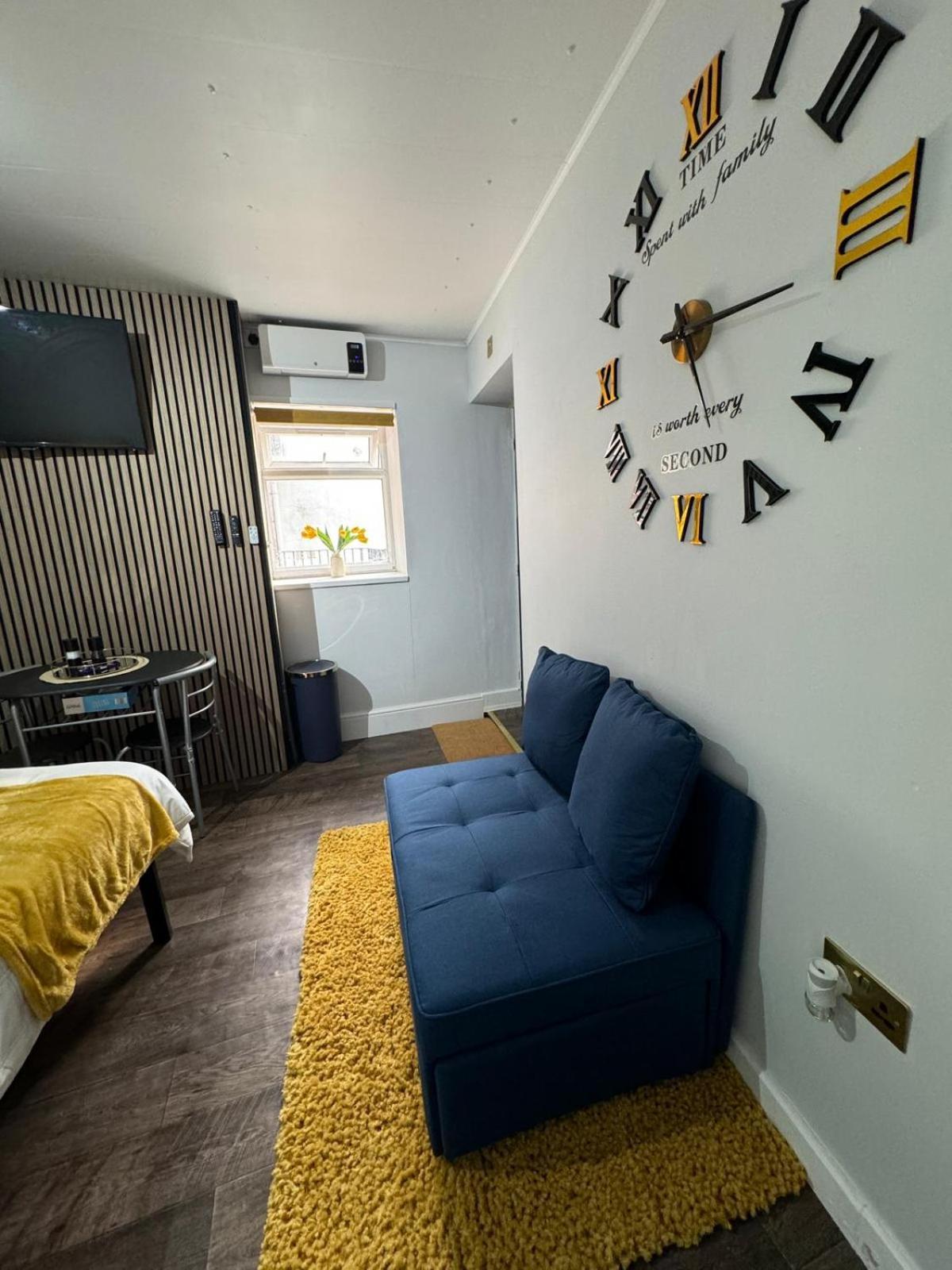 Newly Renovated Studio In Center 루턴 외부 사진